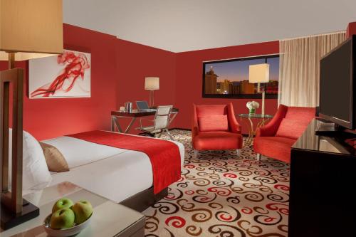 una camera d'albergo con letto e pareti rosse di Downtown Grand Hotel & Casino a Las Vegas