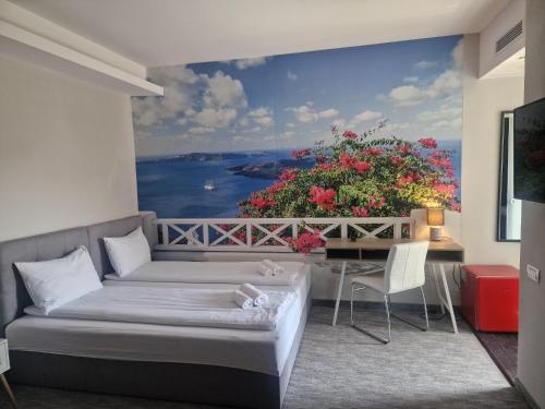 um quarto com um mural do oceano em Art's Luxury Boutique Hotel em Oradea