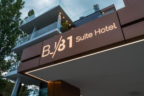 希欧福克BJ81 Suite Hotel的一座标有酒店标志的建筑