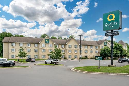 un hotel con un parcheggio di fronte a un edificio di Quality Inn Airport a Moncton