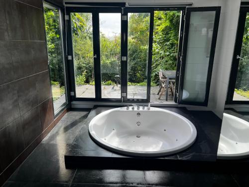 Um banheiro em Bungalow Haarlem Amsterdam with jacuzzi