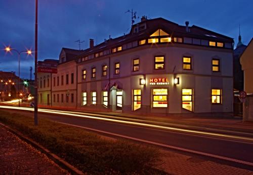 un edificio sul lato di una strada di notte di Hotel Pod Radnicí a Šumperk