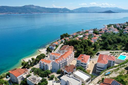 - une vue aérienne sur un complexe à côté de l'eau dans l'établissement Malo More Resort, à Trogir