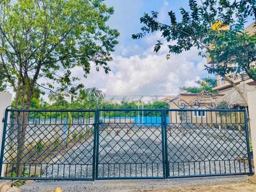 un cancello blu di fronte a una piscina di Coorg New Dreamland Homestay and tent stay a Kushalnagar