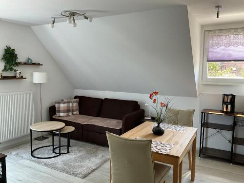 En sittgrupp på Apartement Seestern mit kleinem Südbalkon, 100m zum Meer