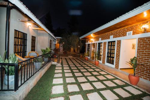 un patio vacío de una casa por la noche en Katiti Lodge, en Arusha