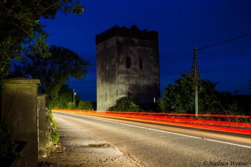 droga z wieżą na boku drogi w obiekcie Ballindooley Castle w Galway