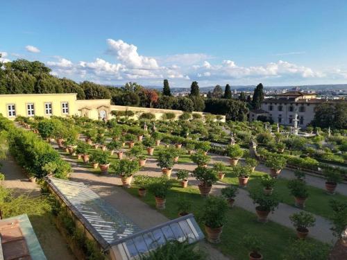 un giardino con piante in vaso e un edificio di Florence Chic, garden and parking a Firenze