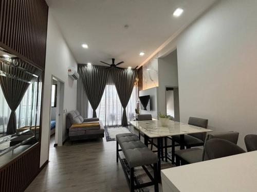 uma sala de jantar e sala de estar com mesa e cadeiras em ANNA AR ANTARA RESIDENCE LAKE VIEW, Putrajaya em Putrajaya