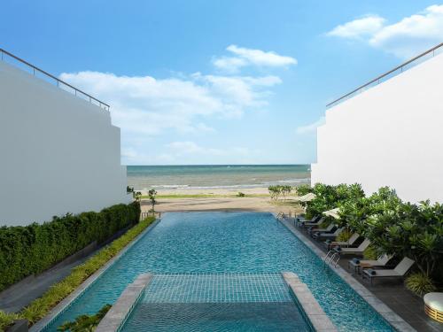 The swimming pool at or close to Eastin Resort Rayong