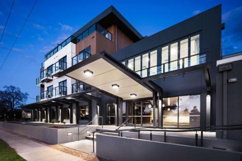 ein großes schwarzes Gebäude mit vielen Fenstern in der Unterkunft Quality Hotel Lakeside in Bendigo