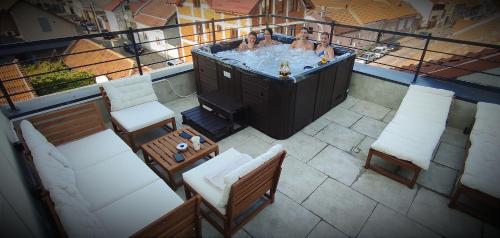 een balkon met uitzicht op een hot tub bij Hotel Fantazia Oradea - Self Check In & Out in Oradea