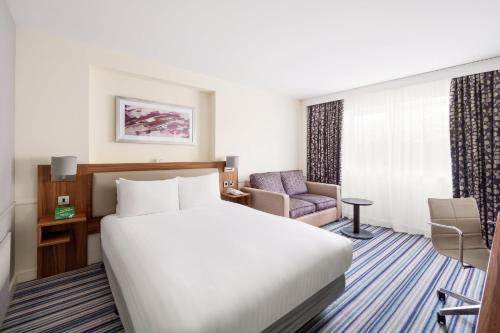 Cama ou camas em um quarto em Holiday Inn Haydock by IHG