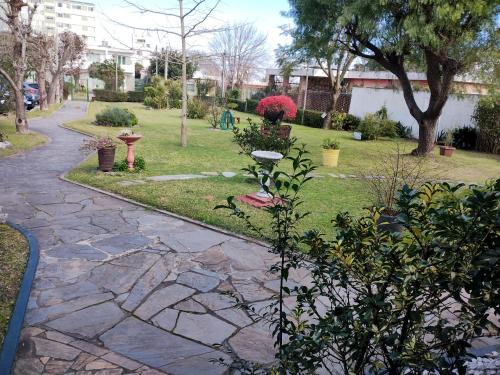 een tuin met een stenen loopbrug in een park bij Apartamento en Atlántida, A una cuadra de la Playa y 2 calles del Centro Excelente ubicación in Atlántida