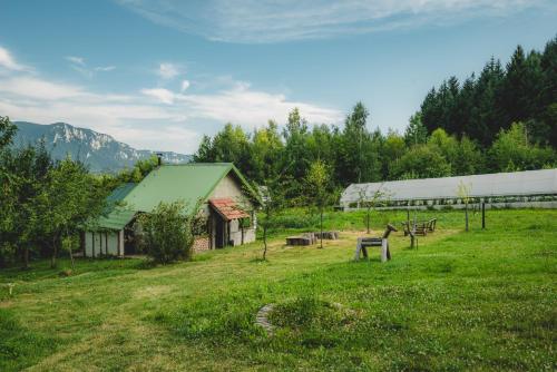 een veld met banken en een gebouw en een schuur bij Ljetna bašta "LISIN"Bradina Konjic in Konjic