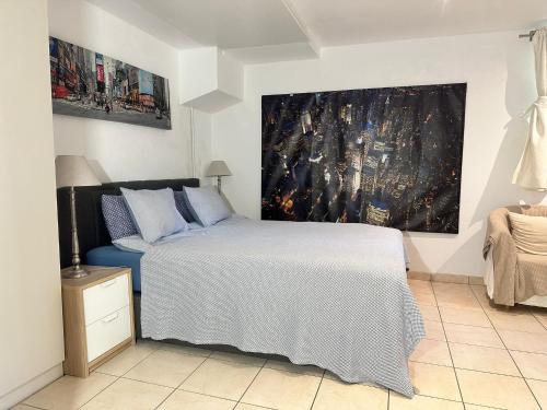 um quarto com uma cama e um quadro na parede em Residence Mont-Blanc em Genebra