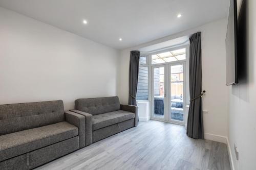 Un lugar para sentarse en Modern home with driveway parking for 2 vehicles, near Tottenham Hotspur Stadium, White Hart Lane Train Station