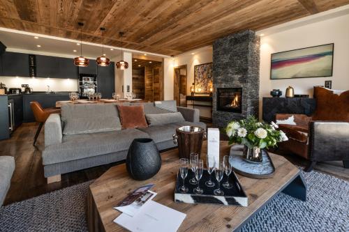 een woonkamer met een bank en een open haard bij Alaska Lodge by Alpine Resorts in Val dʼIsère