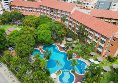 uma vista aérea de um resort com uma piscina em Hotel Camino Real em Santa Cruz de la Sierra