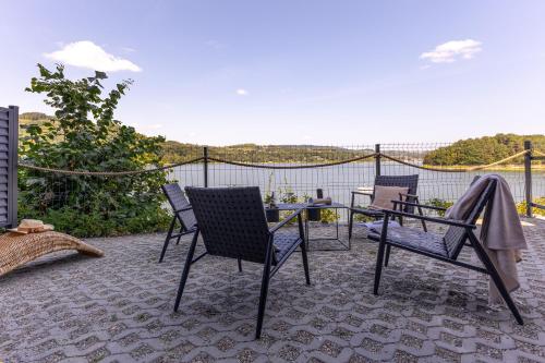 een patio met 2 stoelen en een tafel met uitzicht bij NOI Resort SPA - woda i las in Tęgoborze