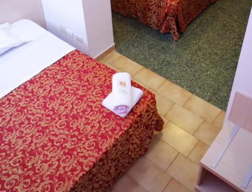 una camera d'albergo con un letto e un asciugacapelli su un tavolo di Hotel Centrale a Milano