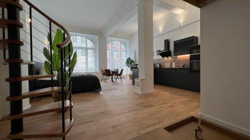 En tv och/eller ett underhållningssystem på NEU! City-Loft-Apartment im Goethe Palais I 5P I Lift I Parkplatz I Zentrum I Helios