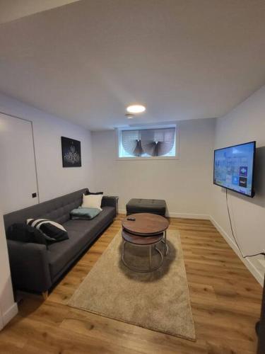 Televisor o centre d'entreteniment de Pebbles' Cozy 2Bed Basement Suite - near Downtown