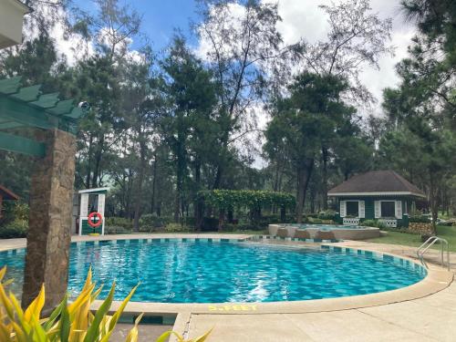 Bazen u ili blizu objekta Vacation Villas at Crosswinds Tagaytay