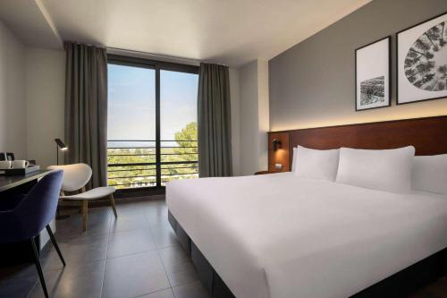 Un pat sau paturi într-o cameră la Dolce by Wyndham Barcelona Resort