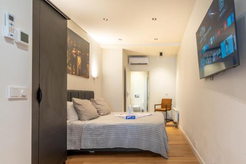 Stylish studio in the heart of Breda city center في بريدا: غرفة نوم بسرير في غرفة صغيرة