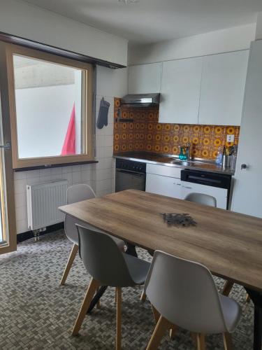 A kitchen or kitchenette at Appartement Randogne avec grande terrasse