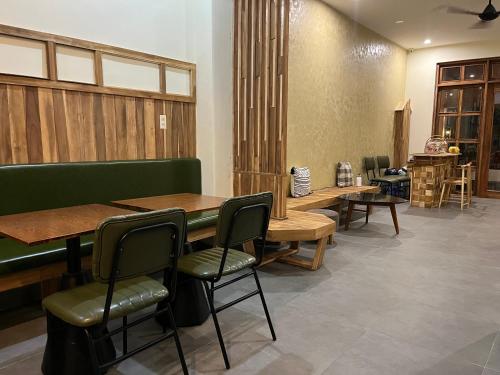 - une salle d'attente avec des tables et des chaises en bois dans l'établissement Hue Sweethouse 2 Homestay, à Hue