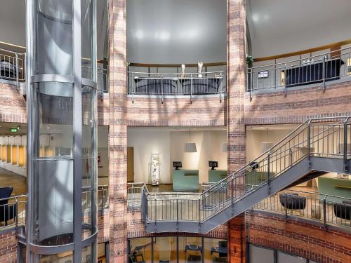 Elle offre une vue sur un bâtiment avec un escalier en colimaçon. dans l'établissement Dorint Hotel Bremen, à Brême