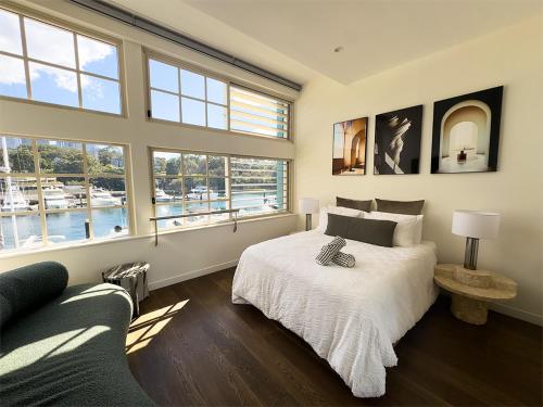 Кровать или кровати в номере Harbour View Woolloomooloo