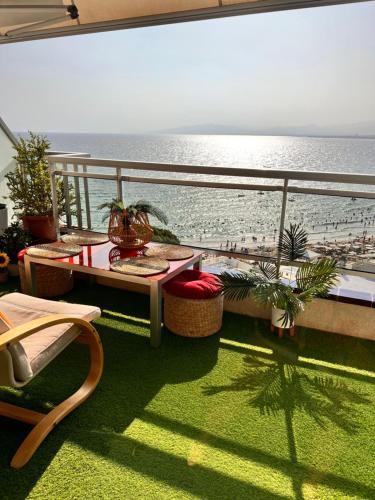 d'un balcon avec une table et une vue sur la plage. dans l'établissement Blue Salou, à Salou