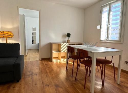 a living room with a white table and chairs at Résidence Sainte Cécile in Thionville