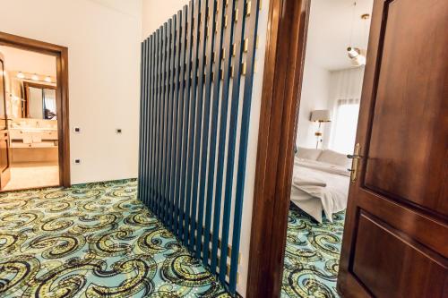 a hallway with a wooden door and a bedroom at Villa Galleria in Colibiţa