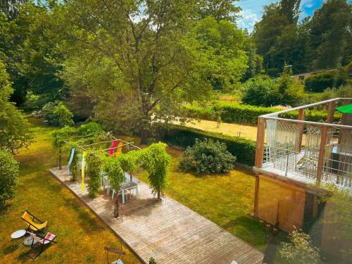 vista sul giardino con terrazza in legno di Le Jardin Des Secrets a Namur