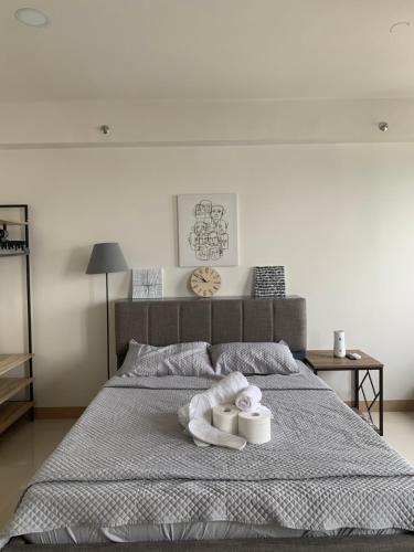 um quarto com uma cama com duas toalhas em Style Residences-Cozie Stays em Iloilo