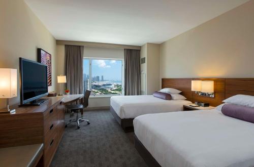 een hotelkamer met 2 bedden en een flatscreen-tv bij Hyatt Regency McCormick Place Chicago in Chicago