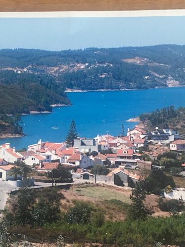 uitzicht op een stad en een waterlichaam bij Quinta da Eira Velha in Aldeia do Mato