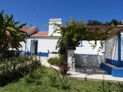 Villa con jardín y puerta en Monte da Vinha Nova, en Santiago do Cacém