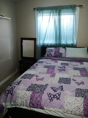 Ένα ή περισσότερα κρεβάτια σε δωμάτιο στο A room in Spruce Grove, 20mins drive to WEM