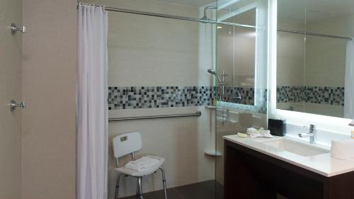 A bathroom at Staybridge Suites Puebla, an IHG Hotel