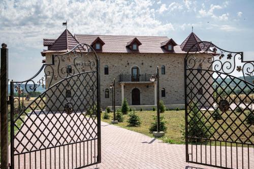 een groot huis met een hek ervoor bij Castel Unghern in Ivancea