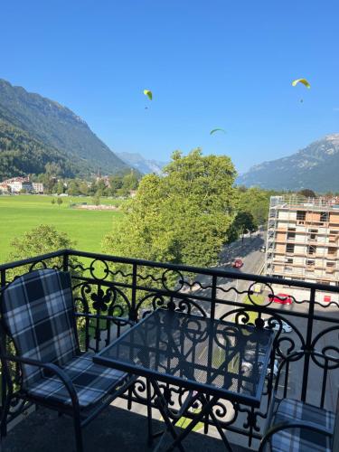 un banco en un balcón con vistas a la ciudad en SAVOY 26, en Interlaken