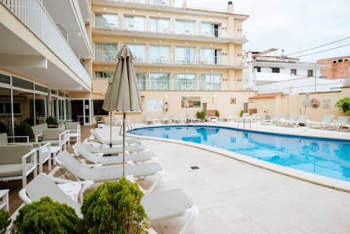 A piscina localizada em Hotel S'Agoita ou nos arredores