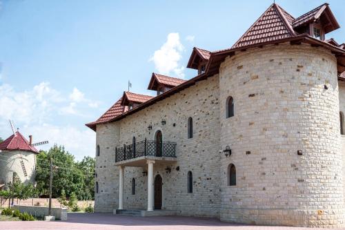 een groot bakstenen gebouw met een balkon bij Castel Unghern in Ivancea