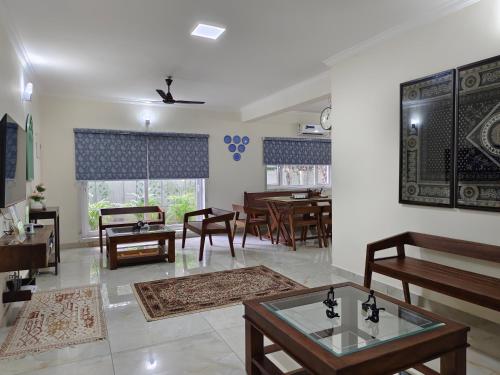 Svetainės erdvė apgyvendinimo įstaigoje Lapis1, Best 3BHK Luxury Home Stay Thrissur - 7Elysee Homes