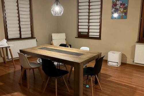 - une salle à manger avec une table et des chaises en bois dans l'établissement Grand appartement à Barr, à Barr